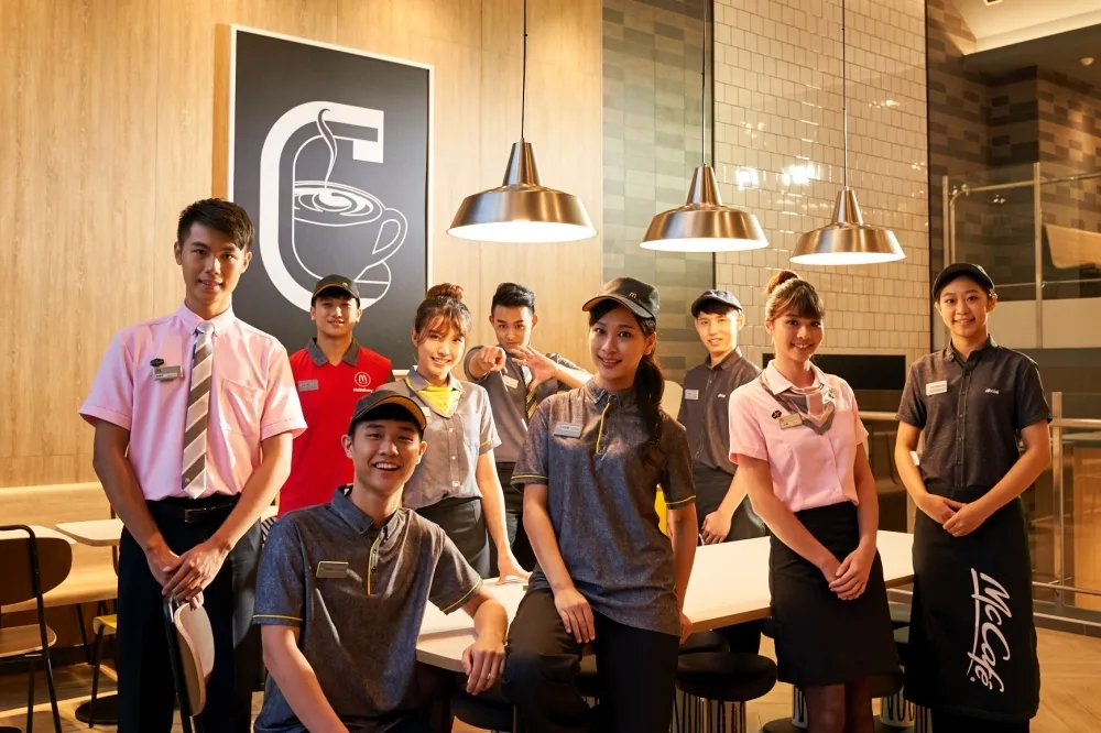 台灣麥當勞招募千名正職！3 月起全面調升起薪　餐廳經理起薪破 5.7 萬、首度招募「大夜正職服務員」起薪近 4 萬