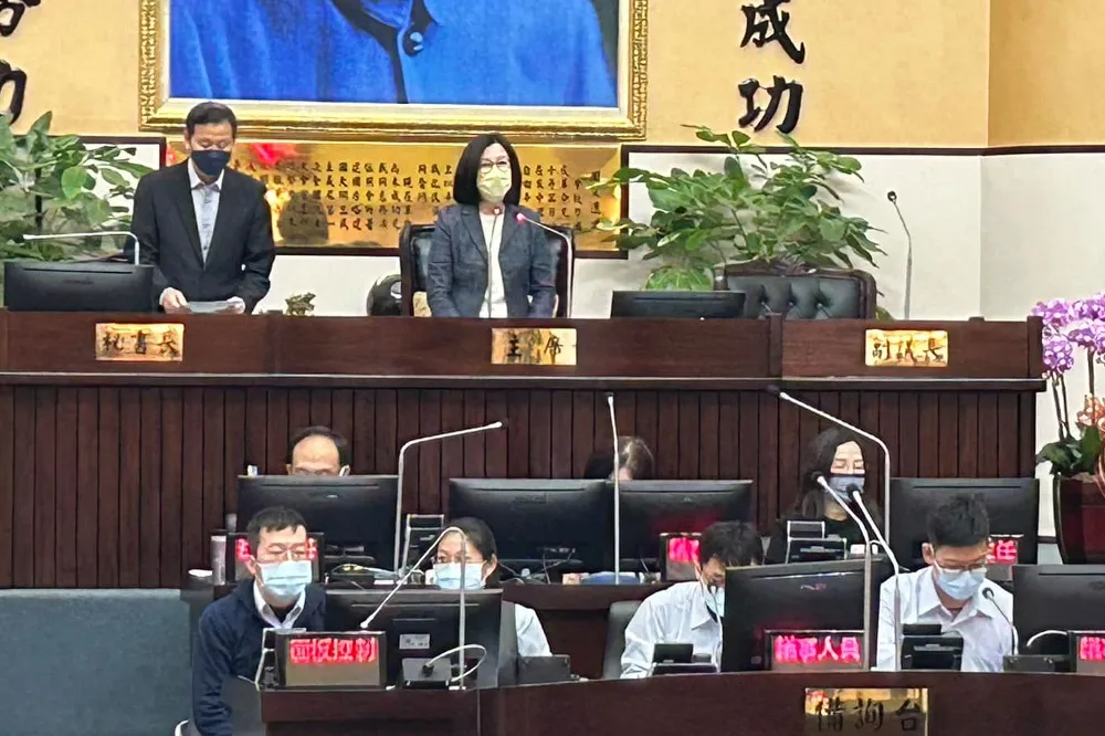 【台南正副議長涉賄】邱莉莉交保後主持議會爆衝突　藍議員要求請假避嫌激動推擠