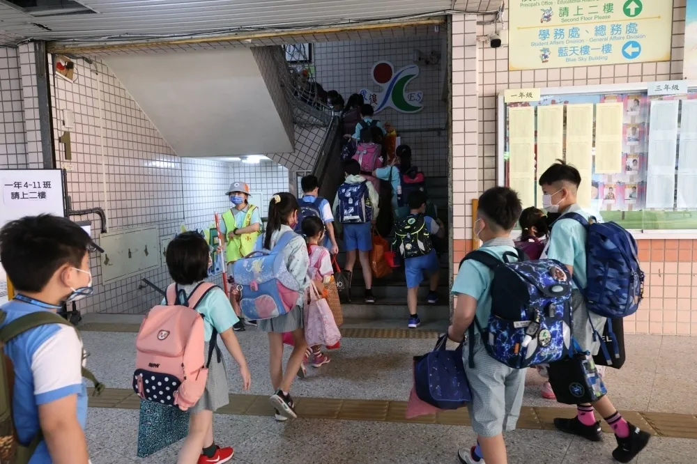 口罩解封預計月底上路　校園教室內「免罩」最快等到下月初