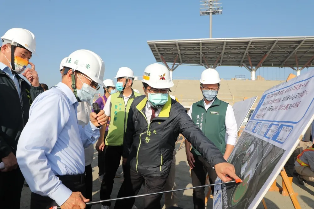 台南亞太棒球村2期進度達8成　黃偉哲視察實際鑿洞檢測工程品質