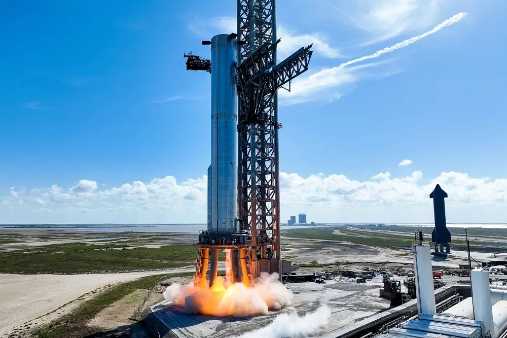 離軌道飛行更近一步　SpaceX重型火箭發動機首度點火測試成功