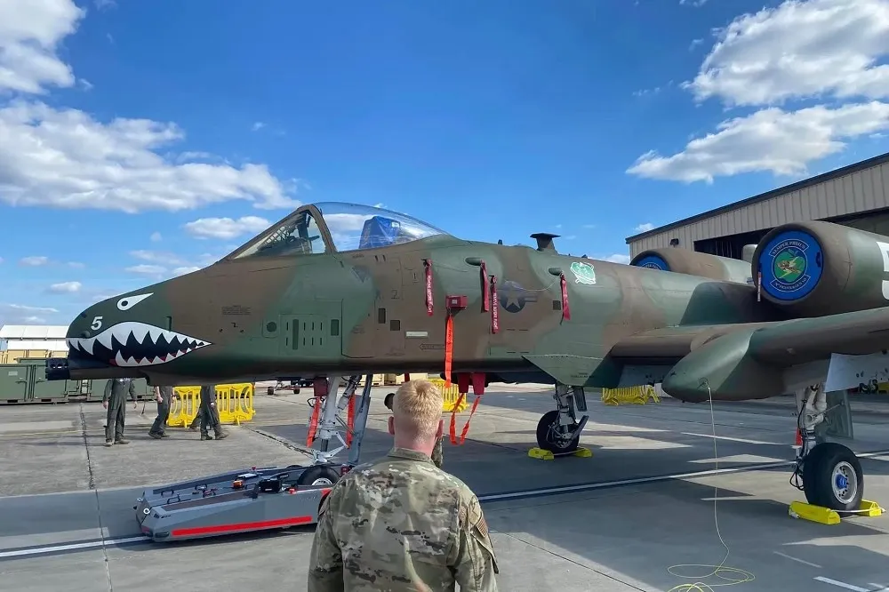【罕見】 美空軍A-10攻擊機　換上國軍「飛虎隊」美籍王牌飛官龐德座機塗裝