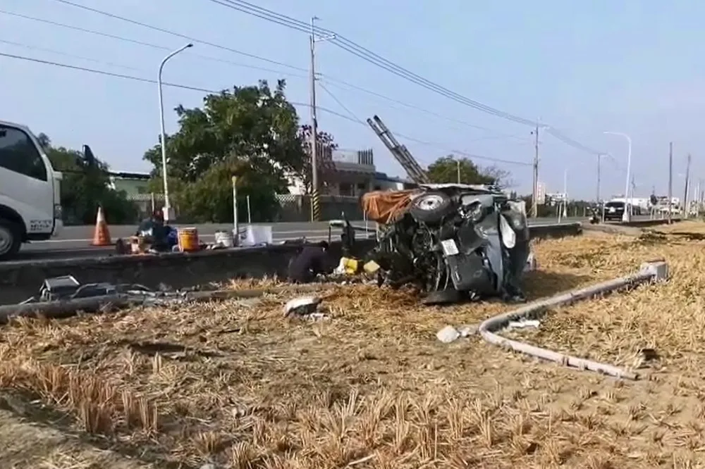 驚悚！嘉義太保2女童騎電動自行車雙載　遭小貨車撞飛亡