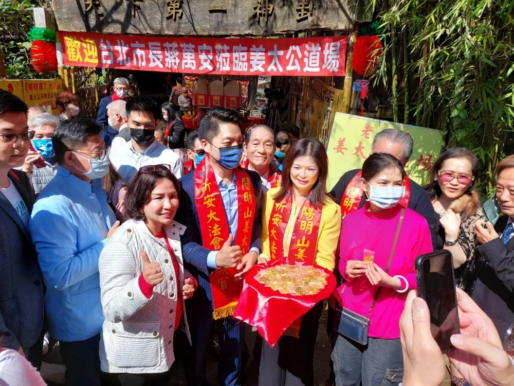 蔣萬安赴陽明山還願　民眾搶拿魚幣錢母大排長龍