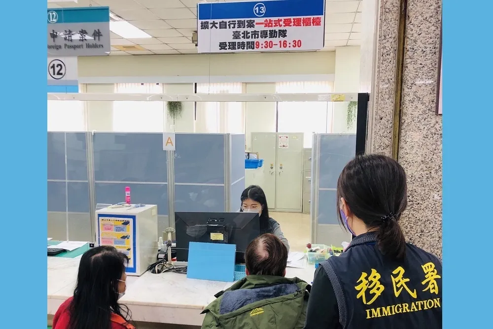 移民署臺北市「一站式」擴大自行到案　實施首日：協助中風滯臺菲律賓逾期人士返國