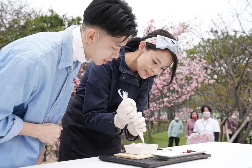 新竹公園浪漫櫻花季白天夜晚都好逛！ 百組民眾櫻花樹下野餐賞美景、享美食