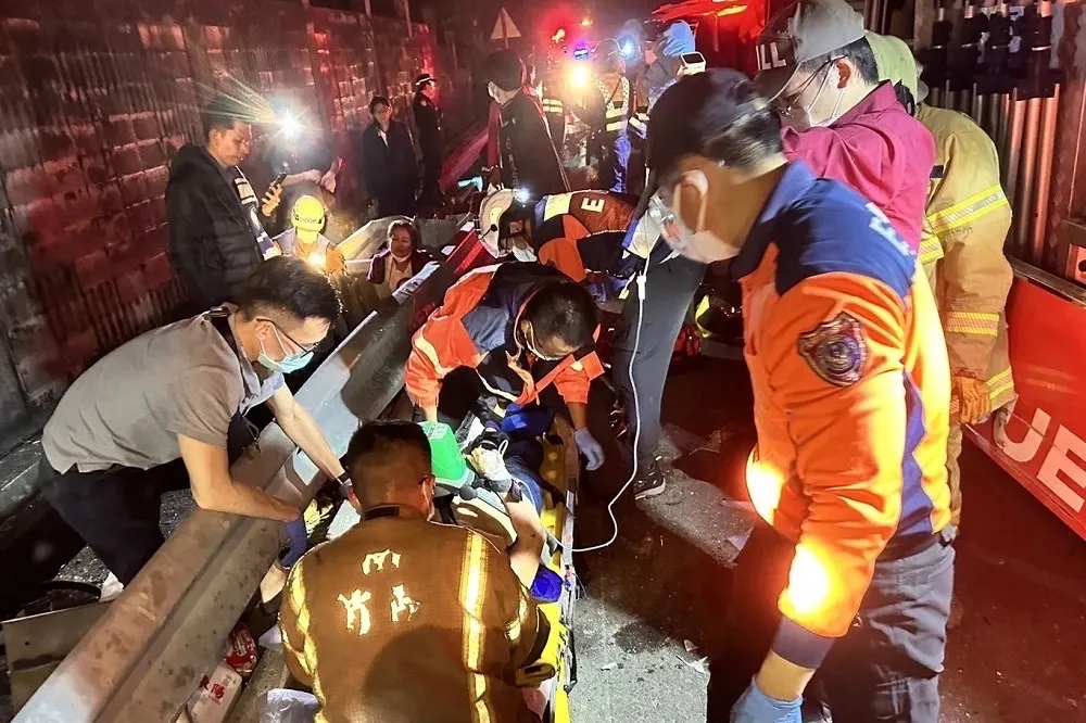 印尼團來台「宗教旅遊」　5人座休旅車超載8人國道三號翻車釀1死5傷