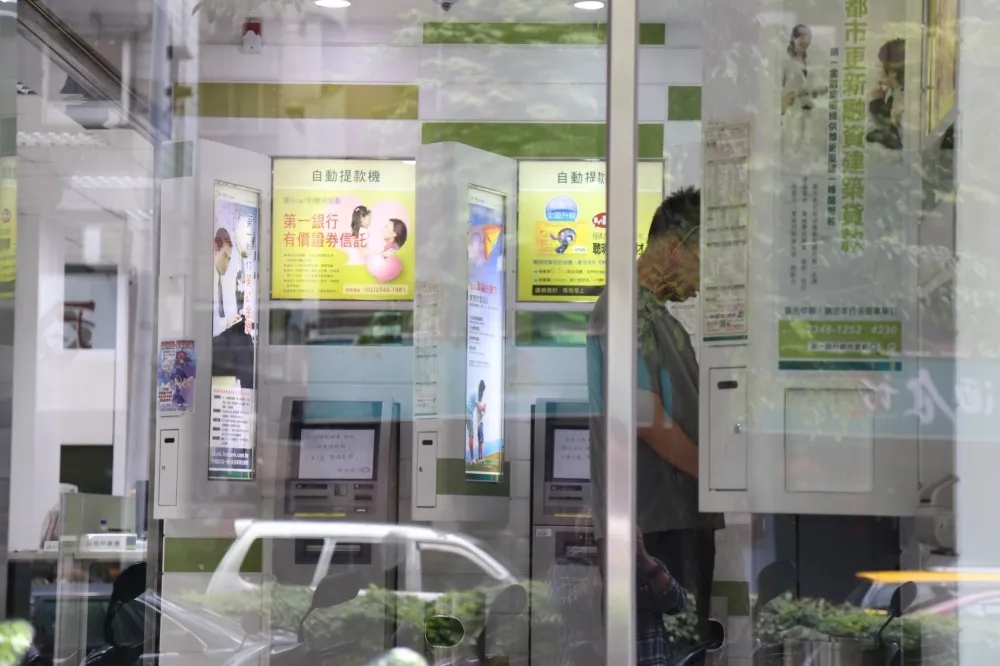 不怕領不到！普發6000元「郵局＋12家銀行」近2.5萬台ATM可領　要輸入「2張卡」卡號