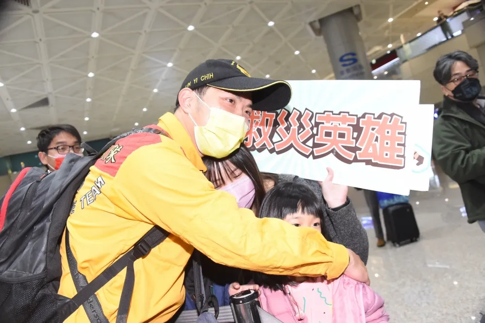 台灣搜救隊回來了！親友高舉救災英雄手幅迎接　激動擁抱「感動又驕傲」