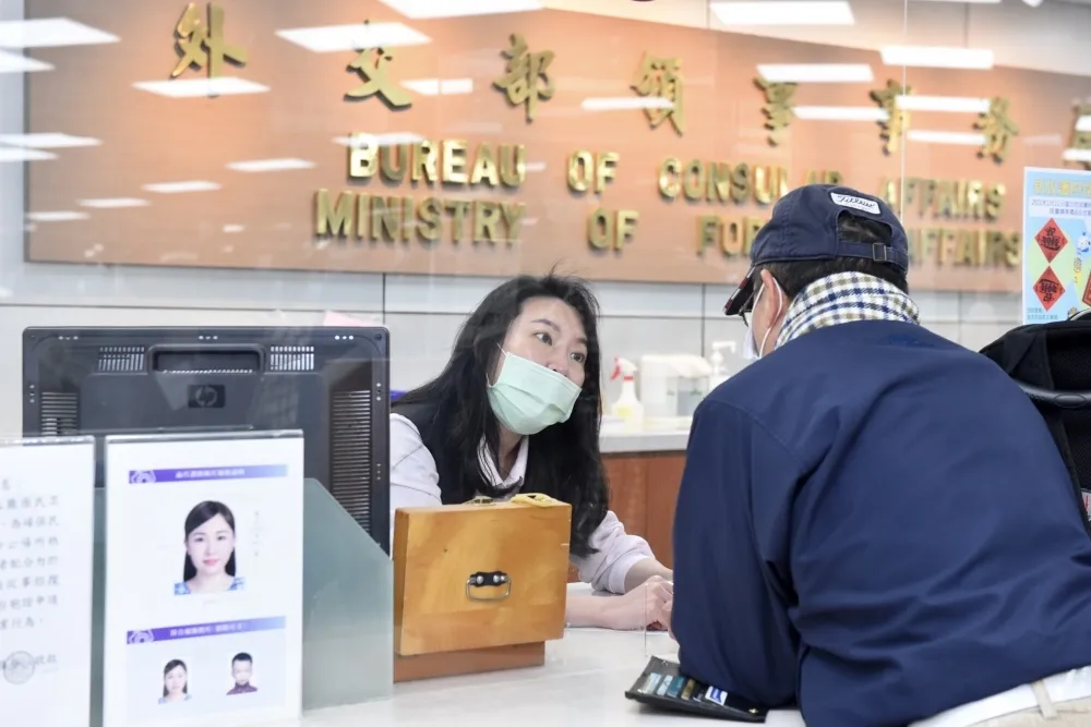 出國人潮暴增辦證等到抓狂　領務局：20日起擴增網路預約名額
