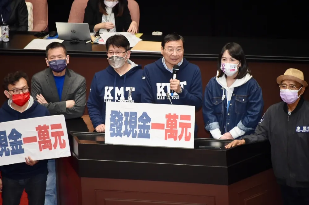 陳建仁首度施政報告、備詢　國民黨團佔領發言台要求普發現金1萬元