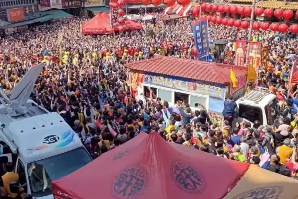 【壯觀片】白沙屯媽祖「三進三退」入北港朝天宮　逾12萬信眾恭迎、今晚進火