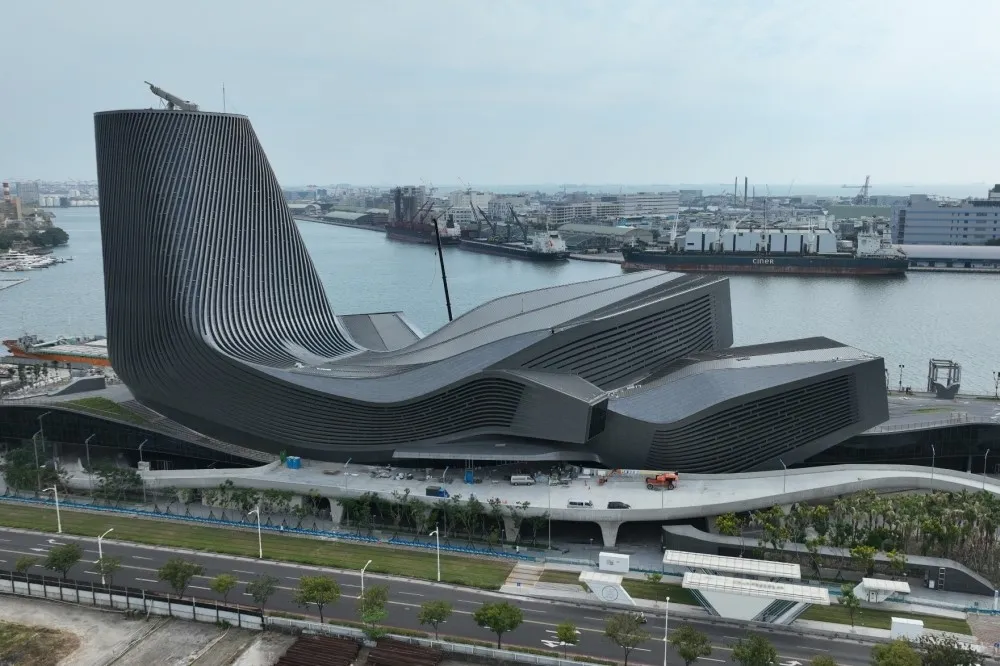 【高雄新地標】未來科幻風景點！高雄港埠旅運中心 3/6 啟用　坐擁港灣第一排美景