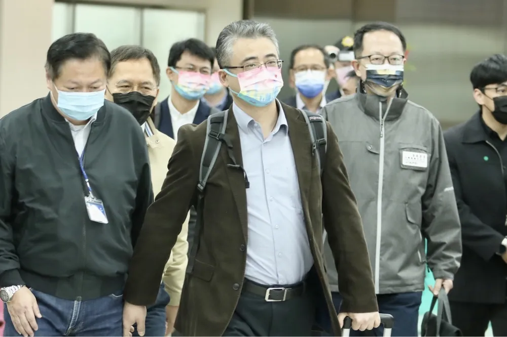 上海市台辦副主任李驍東率團抵台　統派接機歡迎、獨派高喊滾回去