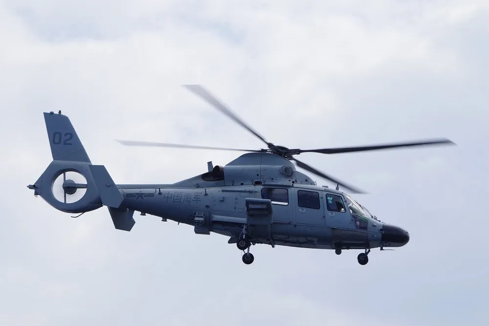中國海軍直升機闖日本專屬經濟海域　逼近漁業調查船