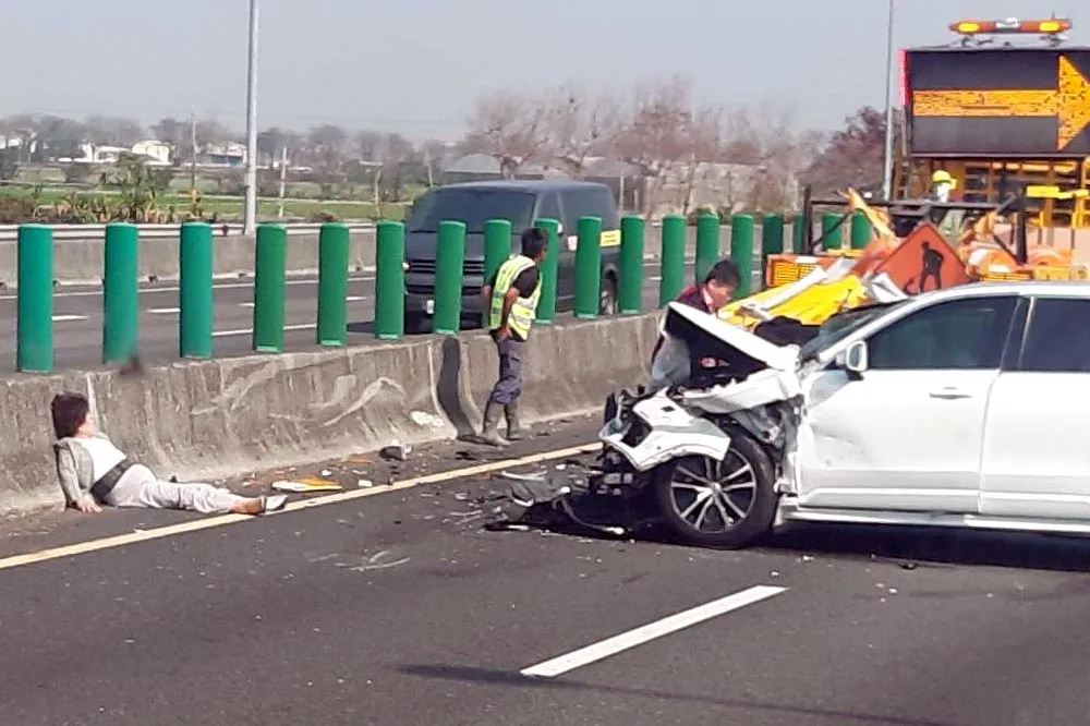 自動駕駛又GG！休旅車國道衝撞前方工程車　1人慘被拋出共釀5傷