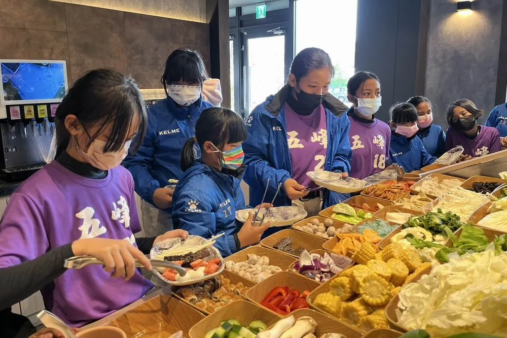 球芽基金攜手築間招待偏鄉國小甲級女壘球員吃火鍋
