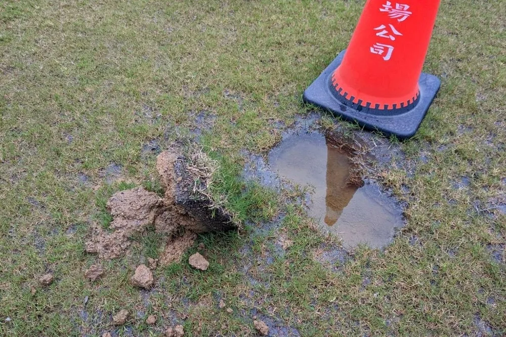 體檢委員團場勘新竹棒球場外野草皮　未下雨坑洞竟「積水未退」