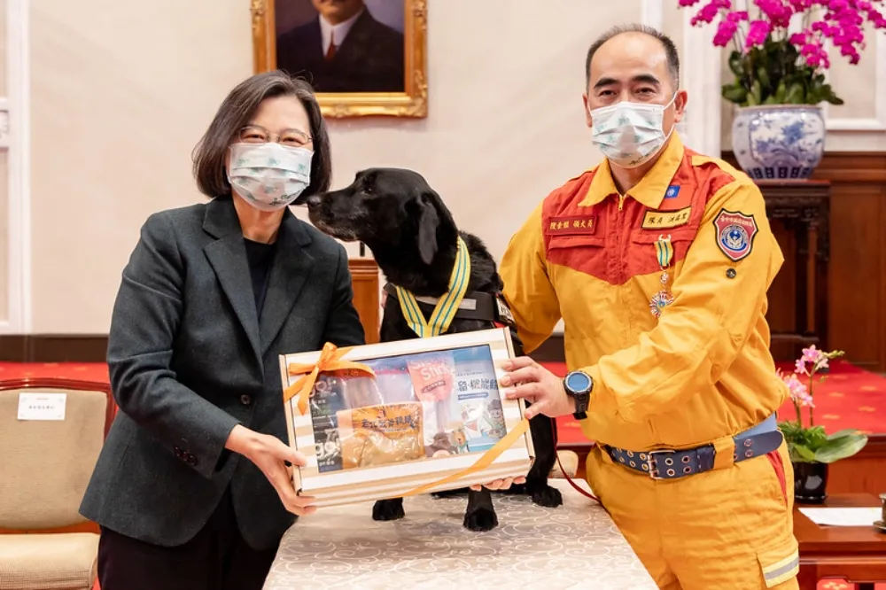 蔡英文表揚土耳其搜救隊成員　5隻搜救犬同獲獎成另類台灣之光