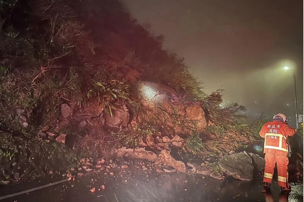 大雨路坍！新北金瓜石北34區道中斷管制　估下午可搶通