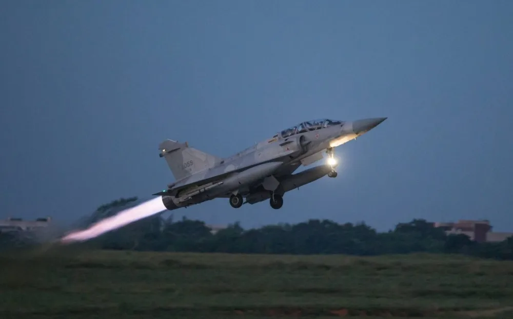 傳幻象戰機升空攔截不明氣球　軍方晚間回應了
