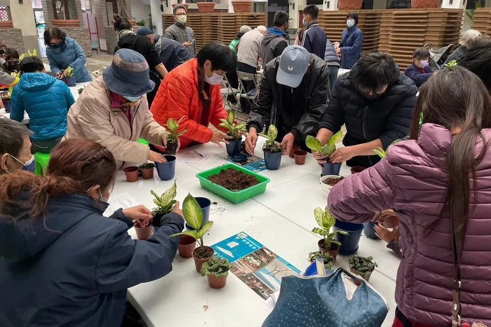 228連假首日中市食物銀行堅守崗位  邀家戶「種下希望」