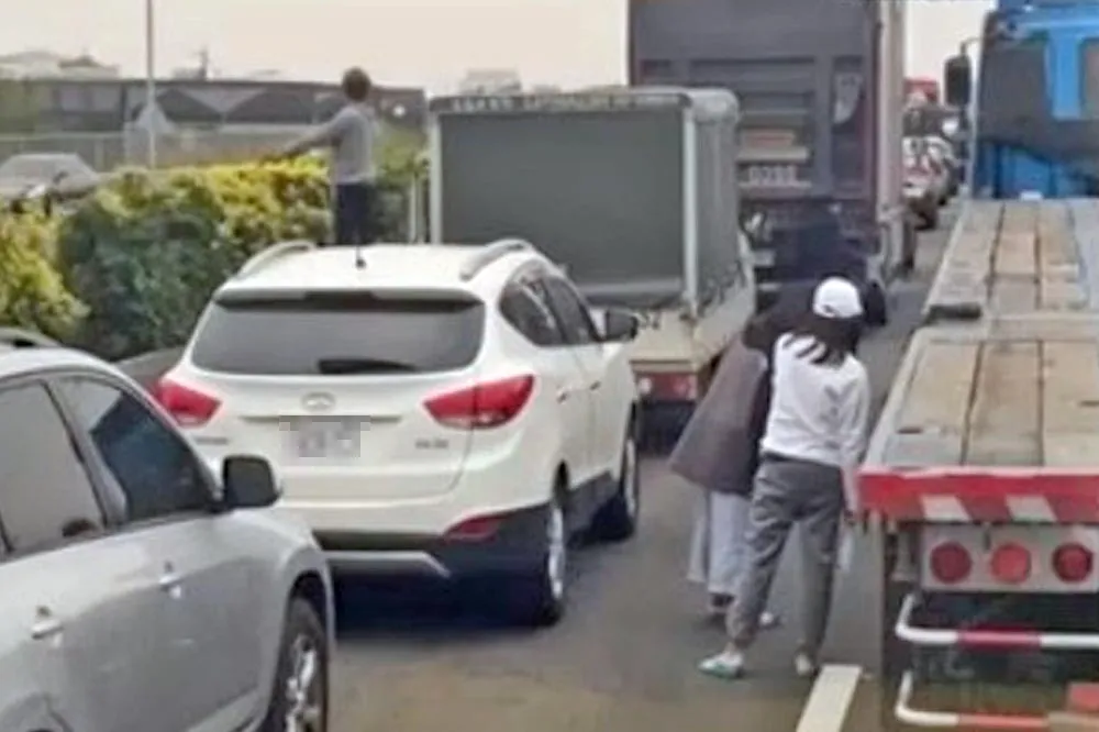 把國道當自家？聯結車事故塞成停車場　民眾「下車刷牙、解放」恐3000元飛了