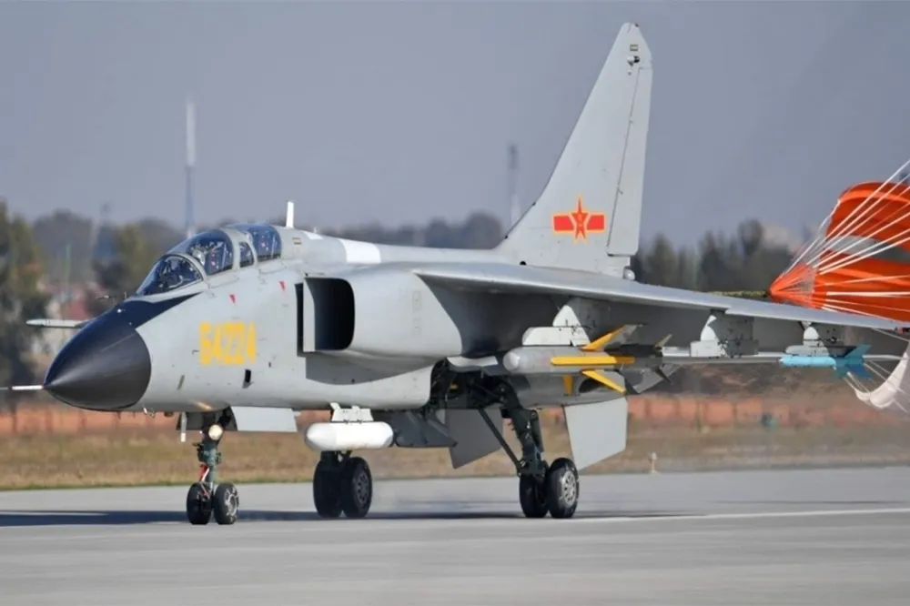 又有7架解放軍機艦擾台　無踰越海峽中線
