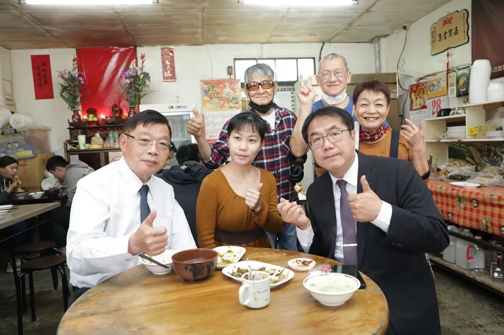 女兒接棒！ 40年瘖啞麵店老闆退休　黃偉哲親獻祝福
