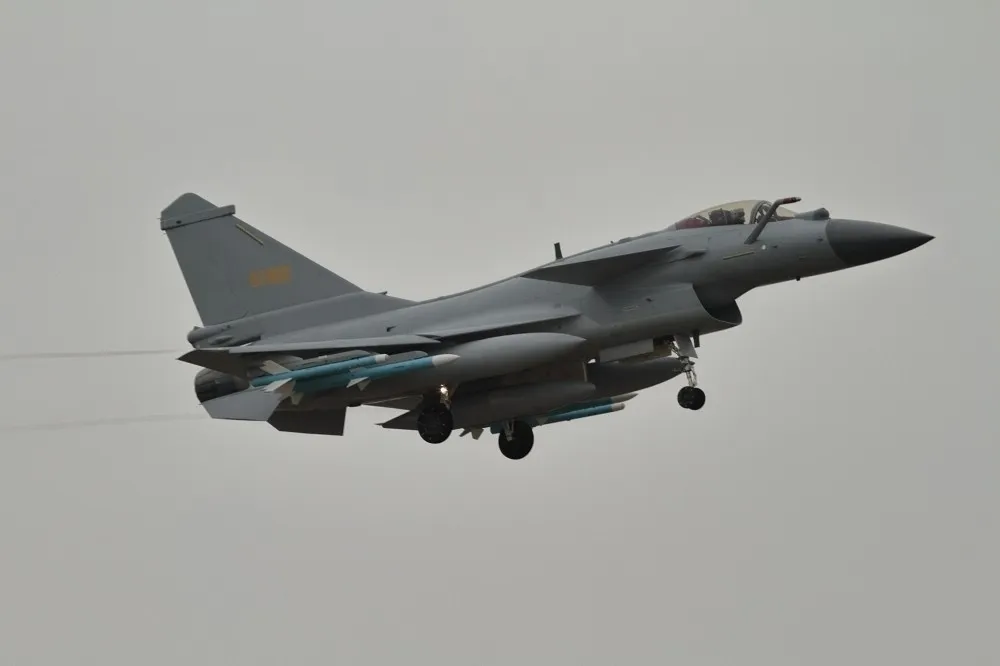 美P-8A巡邏機穿越台海　解放軍19架次殲-10戰機闖海峽中線