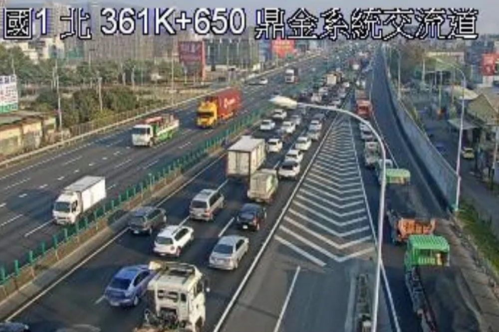 【快訊】國道一號「小客車＋貨車」追撞　回堵7公里