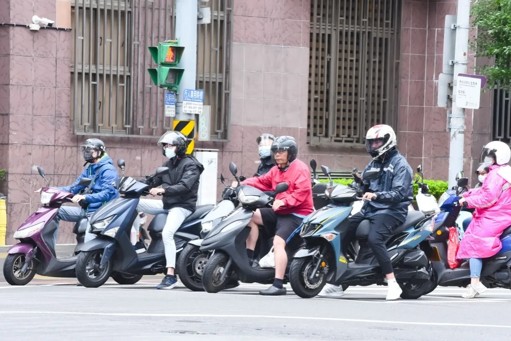 【快訊】本土今1萬3804例　299境外移入+35死