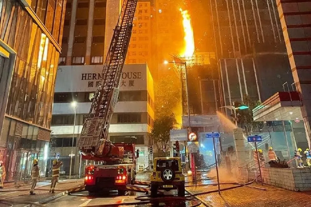 【有片】香港尖沙咀42樓大廈惡火致3傷　火勢延燒至喜來登飯店等6大樓