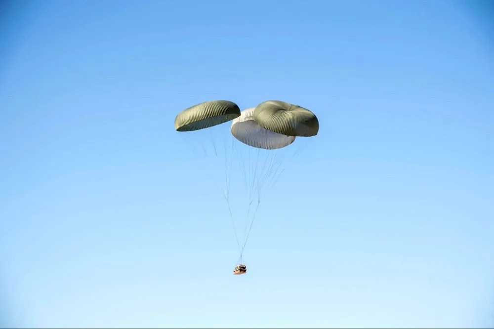 【有片】提升空降裝備能力　美陸軍成功測試新式空投系統