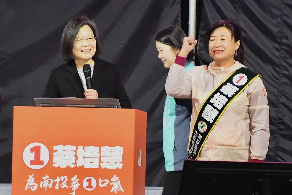 「票投民進黨，孩子上戰場」布條滿街　蔡英文批國民黨刻意誤導民眾