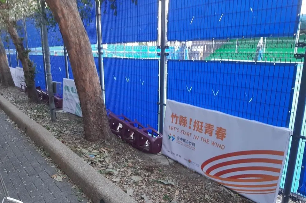 爛爆！全中運竹縣球場拿椅子塞縫擋球　盧彥勳：到底有沒有通過驗收？