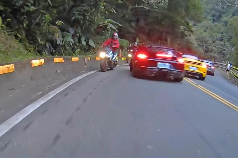 【恐怖片】保時捷山道高速逆向超車　2輪騎士差點被撞飛