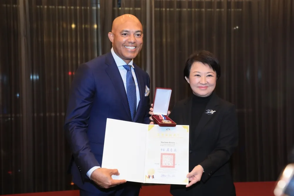 美職棒球星李維拉今經典賽開球　盧秀燕頒「台中榮譽市民」 、贈台灣味水果