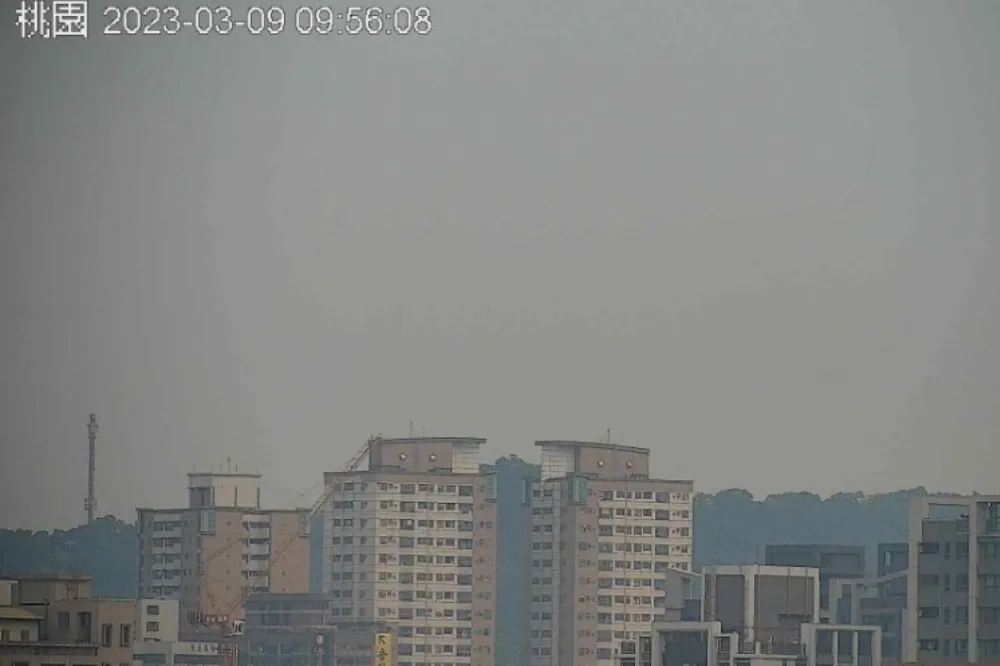 灰濛濛！環保署發布空氣品質「紅色警示」　西半部一片橘紅