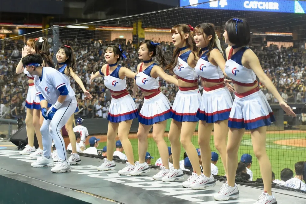 【WBC世棒經典賽】啦啦隊「經典女孩」再現風采　台古關鍵戰為台灣隊助威