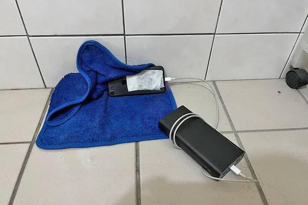 桌遊店長在女廁內放「手機＋行動電源」　用抹布掩護偷拍女客人如廁