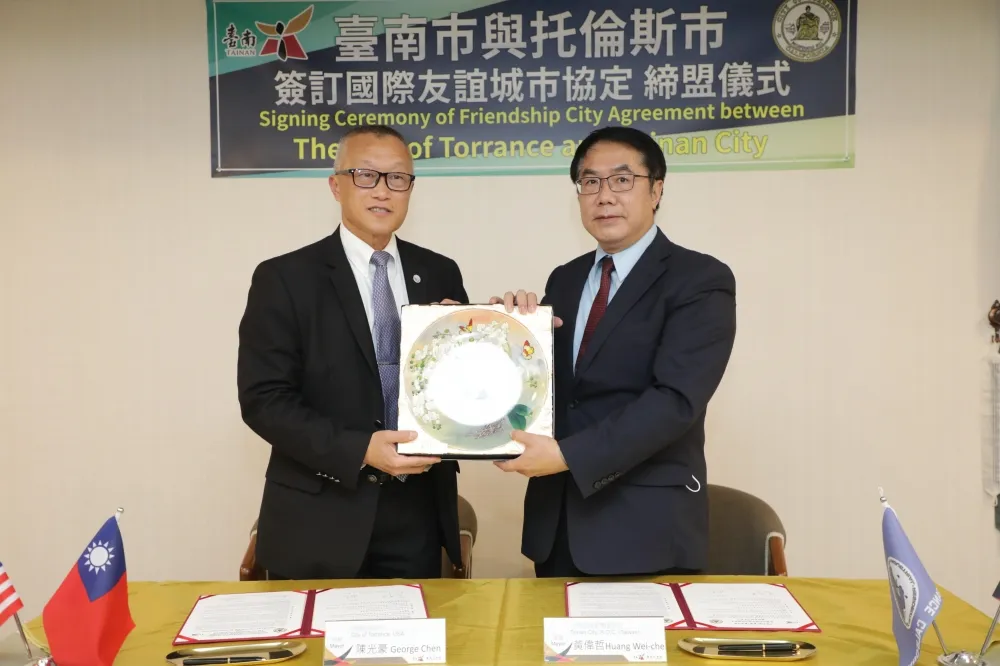 重啟城市交流    台南市長黃偉哲與美國托倫斯市長陳光豪簽署國際友誼城市協定