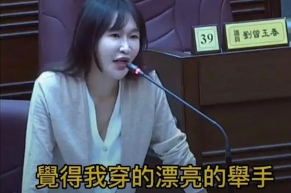 PTT鄉民女神議會質詢「我穿的漂亮嗎」挨轟　黃瓊慧嗆：謝龍介也帶秘雕到議會