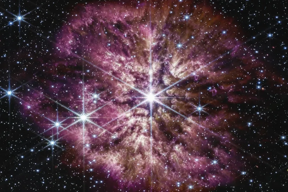 【有片】韋伯望遠鏡捕捉到「30倍太陽大」恆星瀕死畫面　美麗紫光還具研究價值