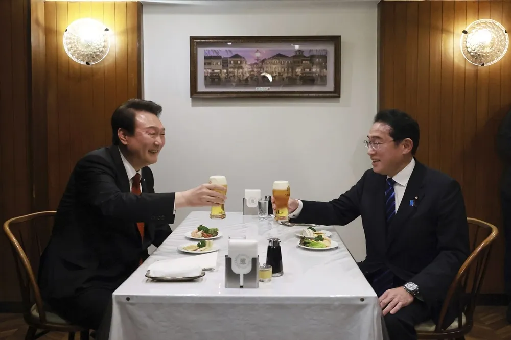 【日韓峰會】聚焦改善關係將重啟「穿梭外交」　晚宴後續攤蛋包飯