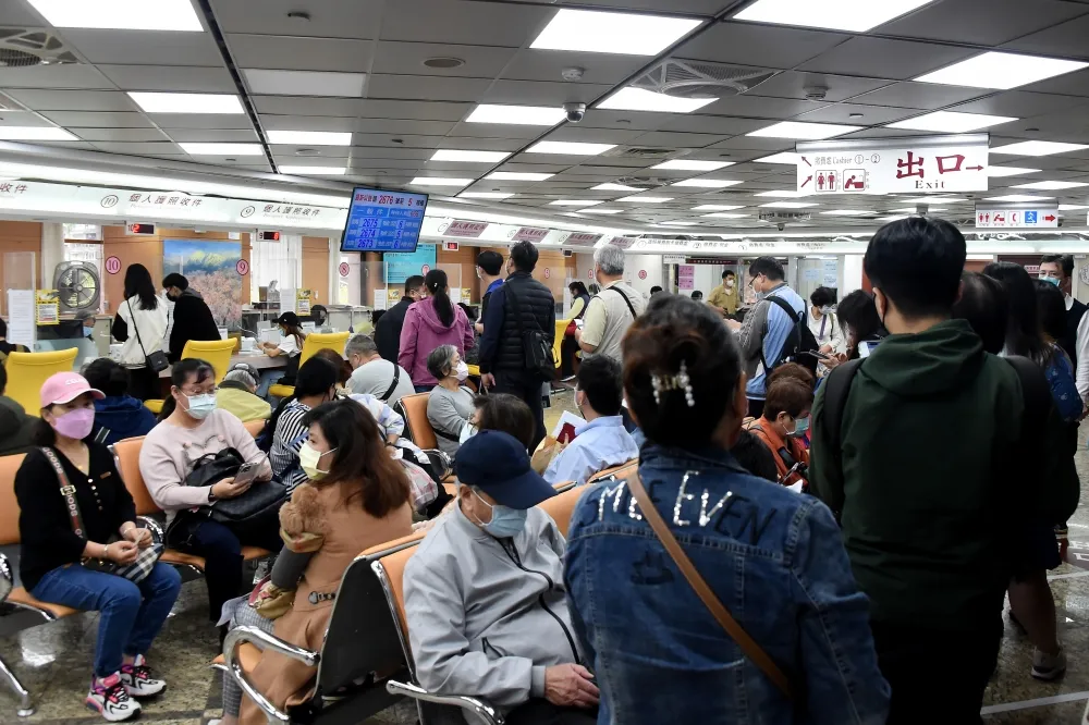 擠爆！出國人潮進入高峰　領務局辦護照最長要等11小時