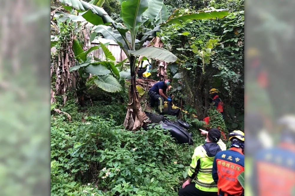 【太快片】新北「3貼」機車衝下山坡影像曝光　撞破圍籬釀1死2傷