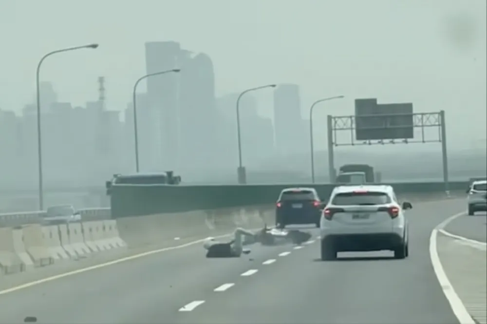 逼車羅生門！重機騎士遭BMW狠撞　影片曝光後網路風向翻轉