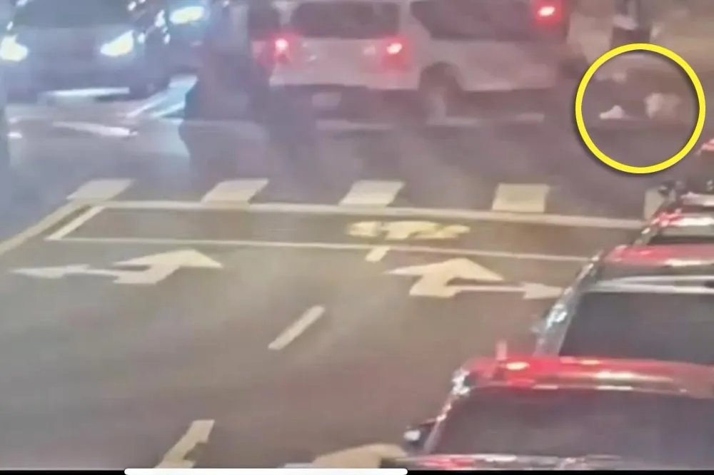 【惡霸片】行人地獄再現！汽車轉彎撞飛斑馬線女子　踩油門加速落跑