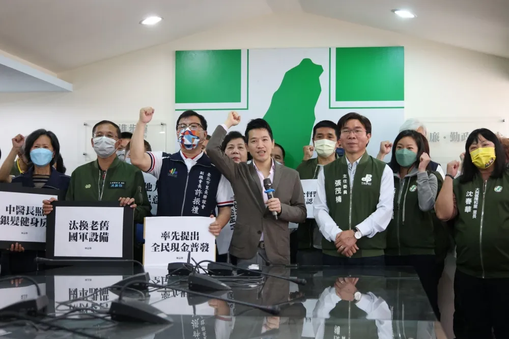 迎戰王世堅！何志偉登記民進黨立委初選　北市二選區過半里長力挺相陪
